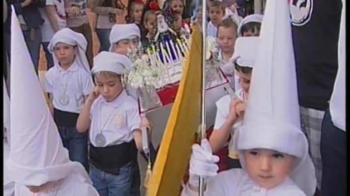 Telediario 1 - Una procesión de niños
