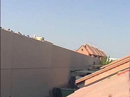 España Directo - Un muro a un palmo de su casa