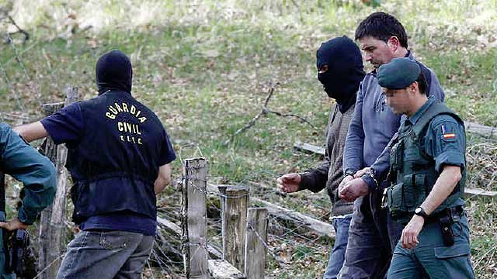 La Guardia Civil muestra cómo Aitor Esnaola les conducía a los zulos repletos de explosivos