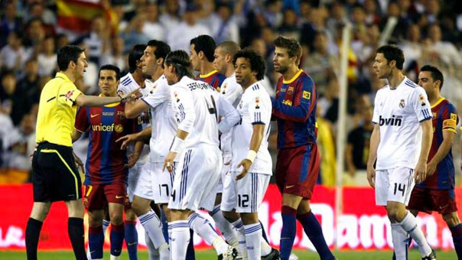 La disputa de un balón en la frontal del área del Madrid hace saltar chispas entre dos jugadores que son compañeros en la selección