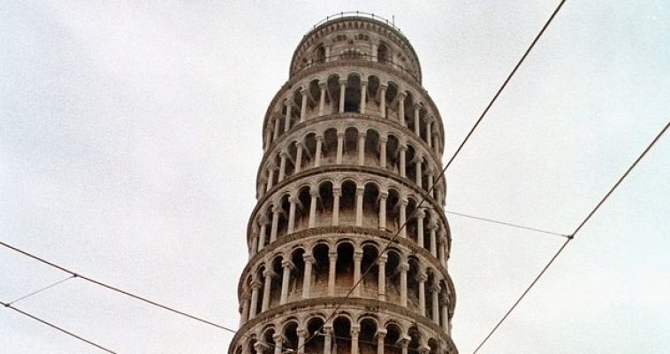 La 2 Noticias - La Torre de Pisa se endereza