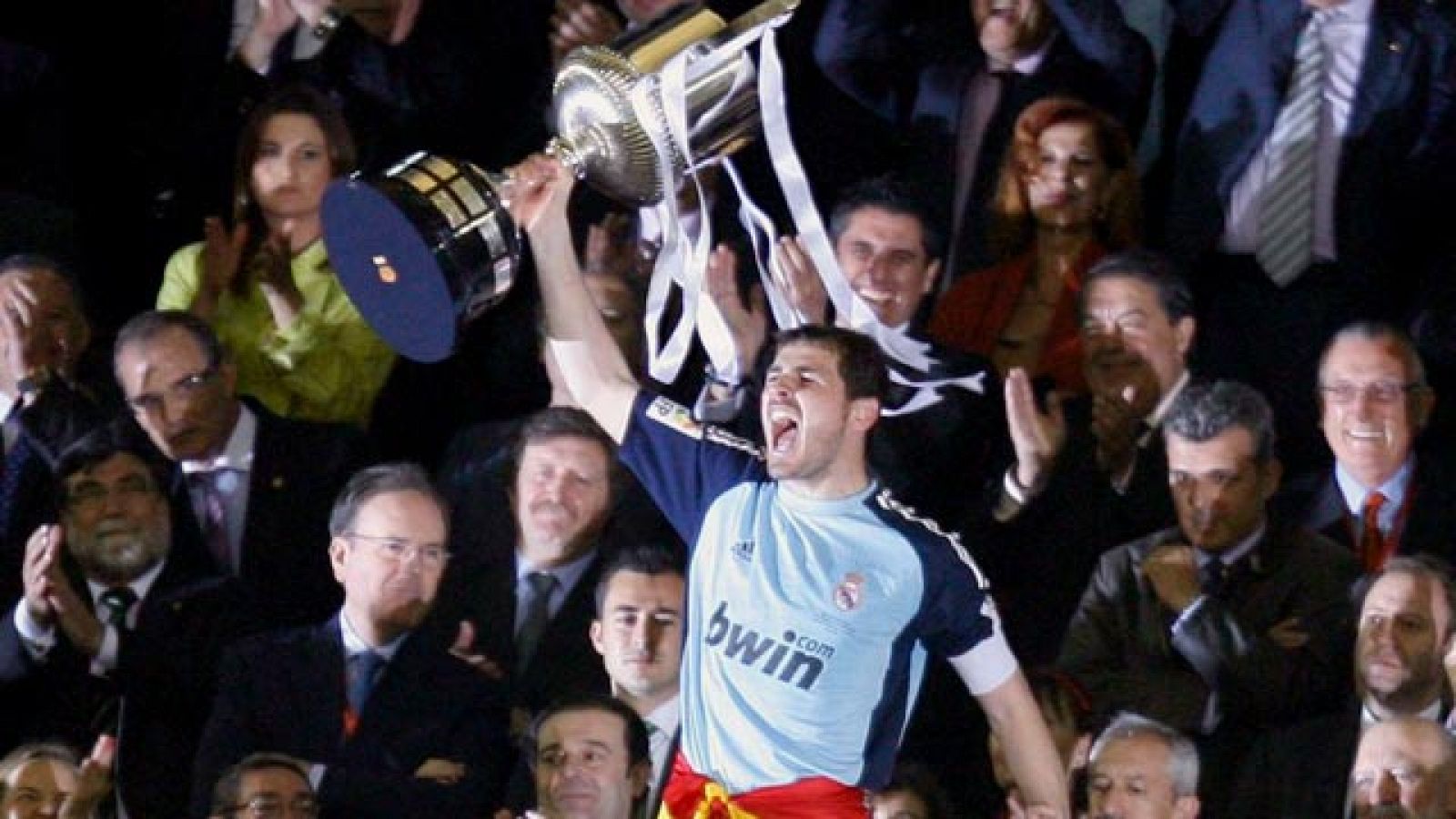 El capitán del Real Madrid recibe la Copa del Rey 2011 de manos de Don Juan Carlos. Es el trofeo que le faltaba al meta madridista en su palmarés personal