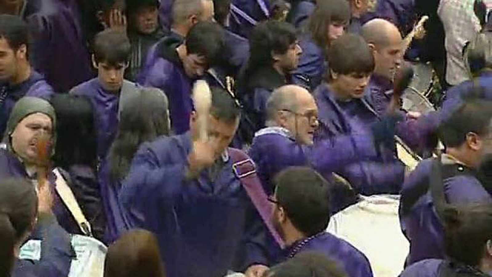 Unos 10.000 tambores "rompen la hora" en Calanda este Viernes Santo