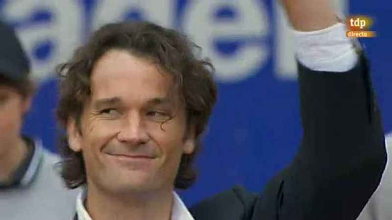 Al término del partido entre Rafa Nadal y Gael Monfils, el público del Real Tenis Club de Barcelona ha ovacionado al ex tenista Carlos Moyá, campeón del Godó en 2003