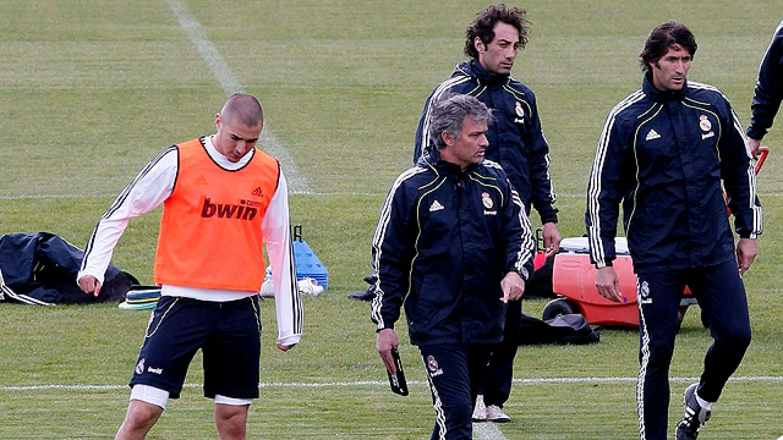 Mou no quiere que el Madrid esté en Valencia de vacaciones, aunque la indumentaria de alguno pueda indicar lo contrario. Poco amigo del protagonismo en las celebraciones, ha sido casi imposible encontrar una imagen como esta, la del portugués con la