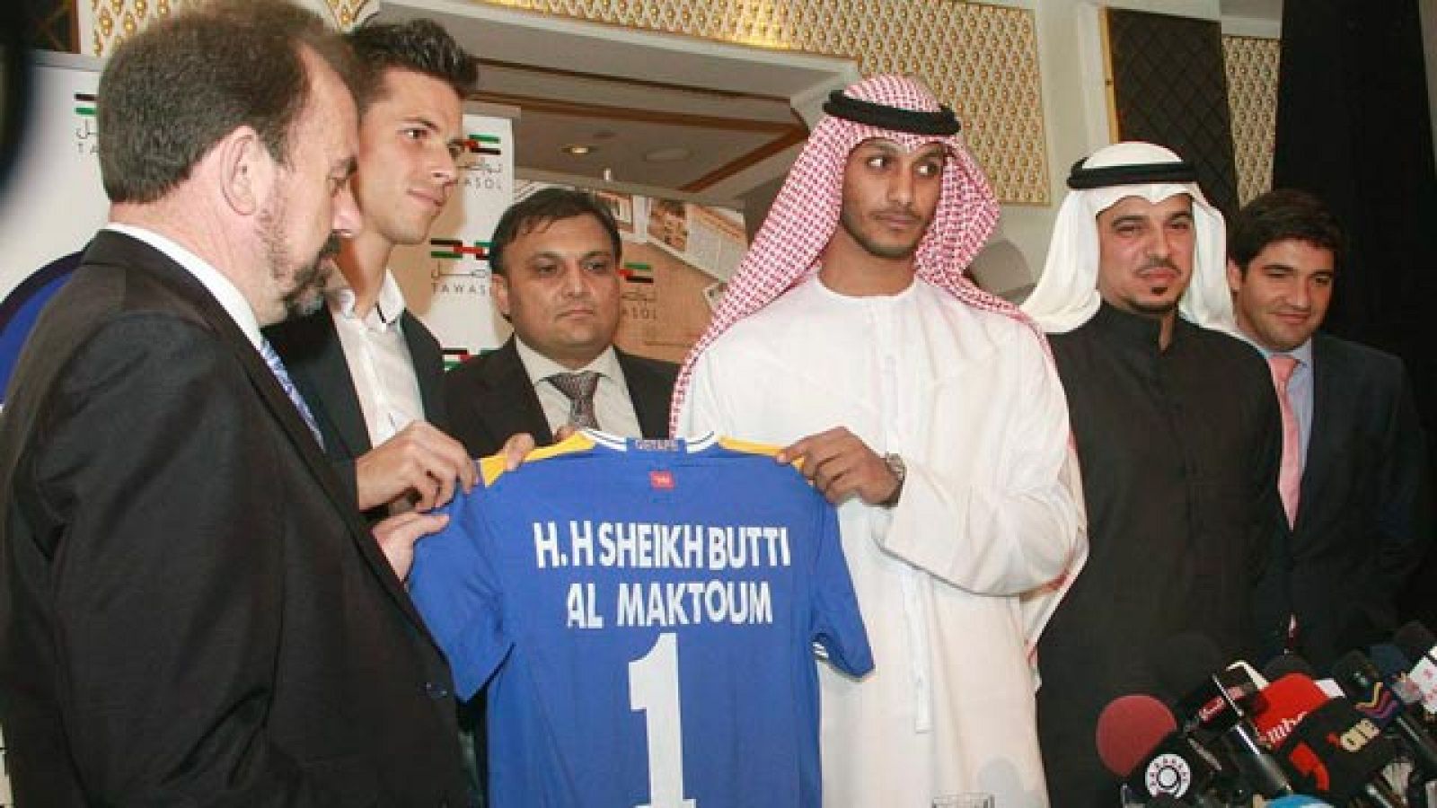 Mientras el presidente del club, Ángel Torres, afirmaba que no, un medio de Dubai publicaba que sí. Este lunes, rueda de prensa aclaratoria