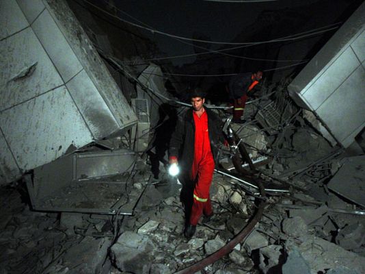 Telediario 1 - Gadafi sale ileso del ataque