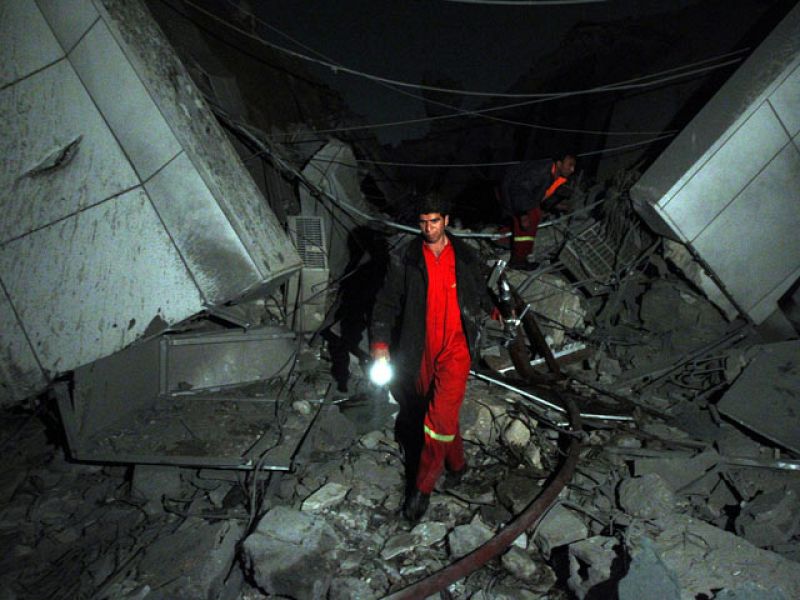 Gadafi sale ileso del ataque de la OTAN contra su residencia