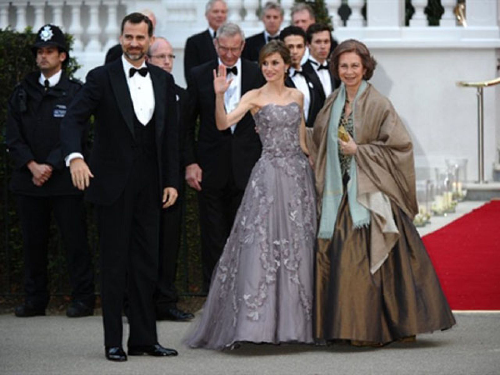 Los Príncipes de Asturias y la reina asisten a la cena de gala previa a la boda de Guillermo y Kate