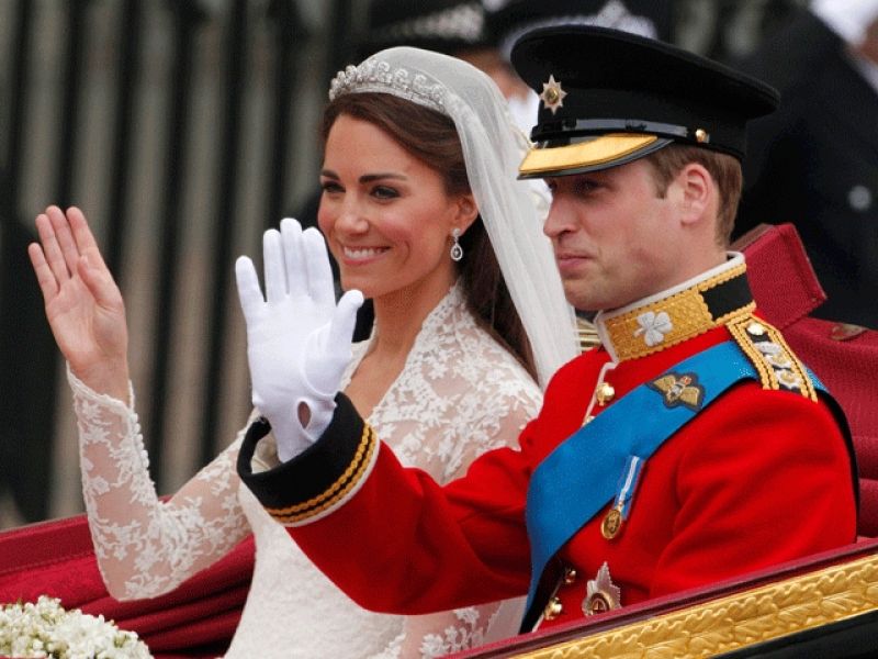 Guillermo y Catalina pasean en carroza tras su enlace