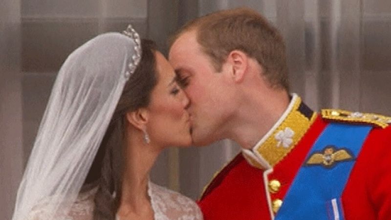 Guillermo y Catalina se besan en el balcón | Ver