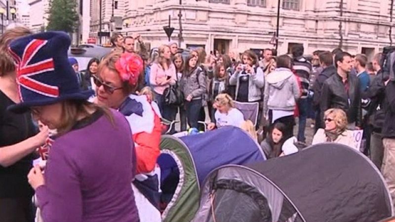 Ambientazo entre los seguidores de la boda real en Westminster