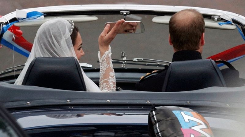 Guillermo sale del palacio en un Aston Martin con la placa de "recién casados"