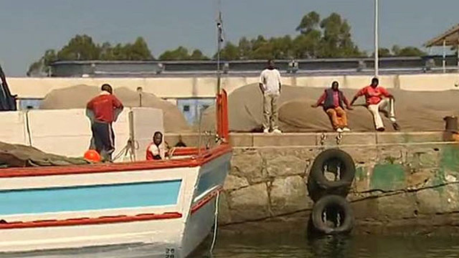 La crisis ecomómica ha obligado, sobre todo, a los jóvenes, a plantearse un cambio en el itinerario laboral. Algunos, como los que dejaron el trabajo en el mar por el de la construcción se han visto obligados a volver al sector de la pesca.