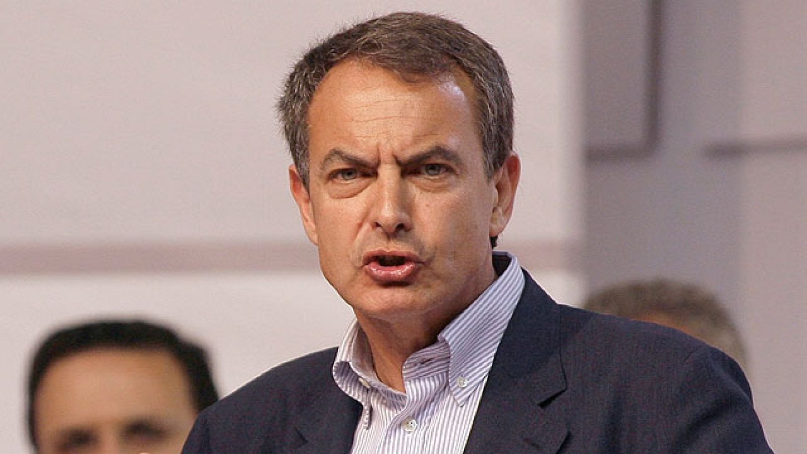 Zapatero defiende su política contra la crisis