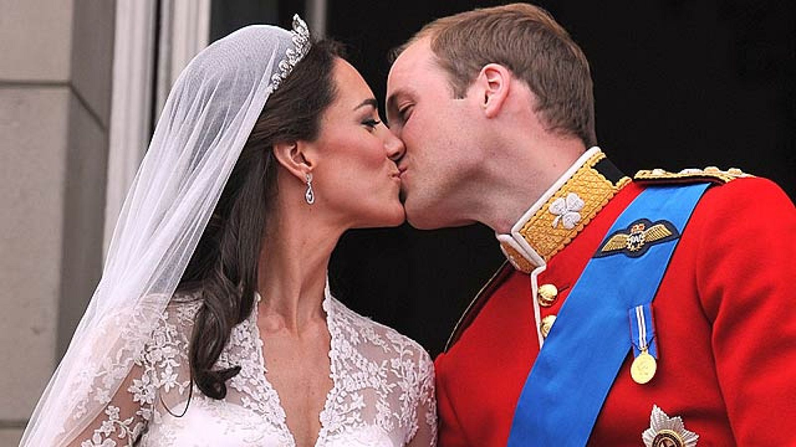 Más de 2 mil millones de personas siguieron ayer por televisión y las redes sociales la boda de Guillermo de Inglaterra y Catalina Middleton.