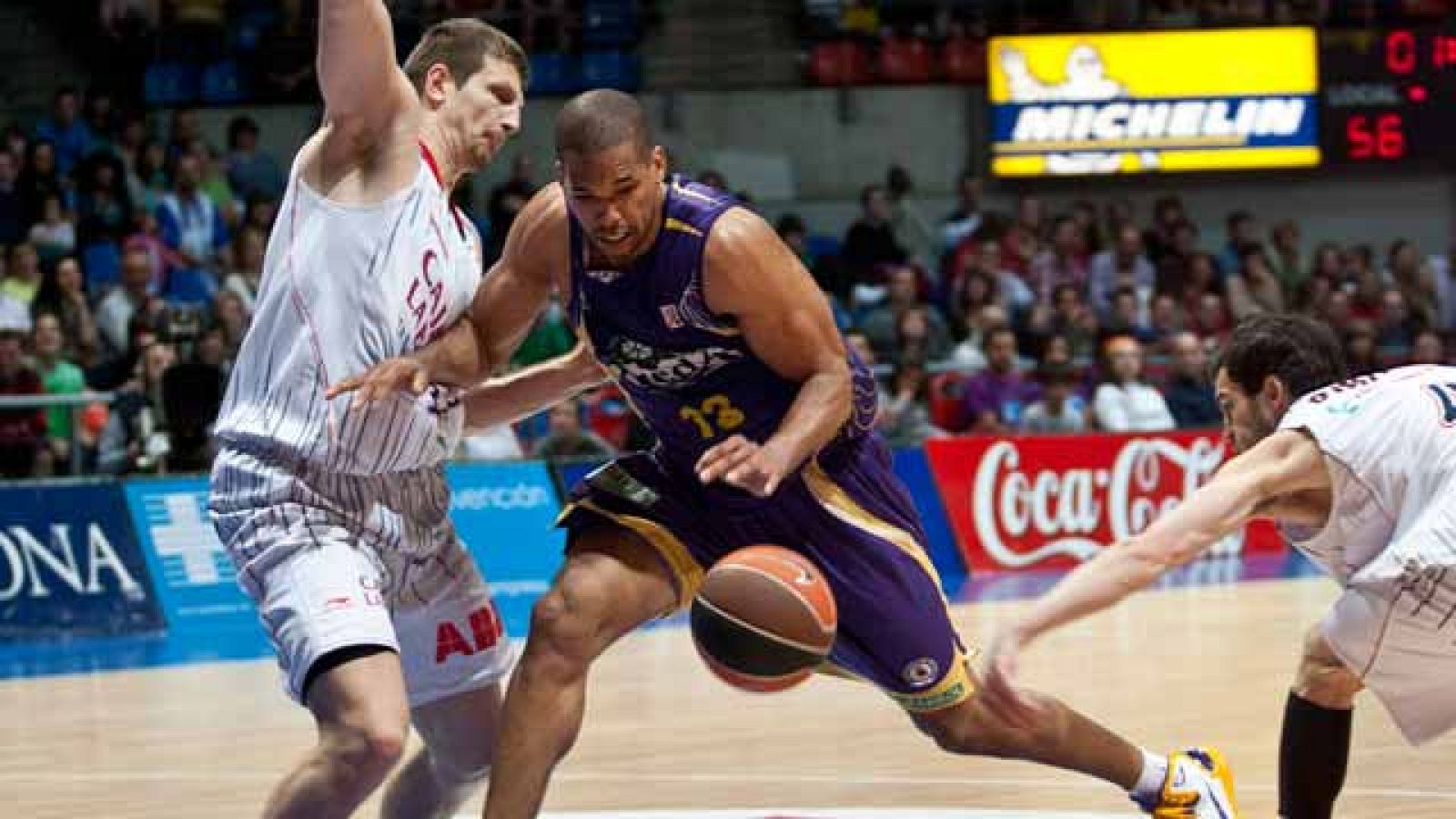 El Caja Laboral gana in extremis a un combativo Blancos de Rueda (77-73).
