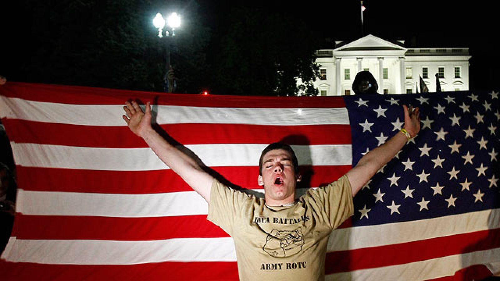 Miles de personas celebran frente a la Casa Blanca la muerte de Osama Bin Laden