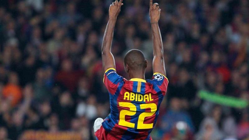 Abidal vuelve a pisar el césped