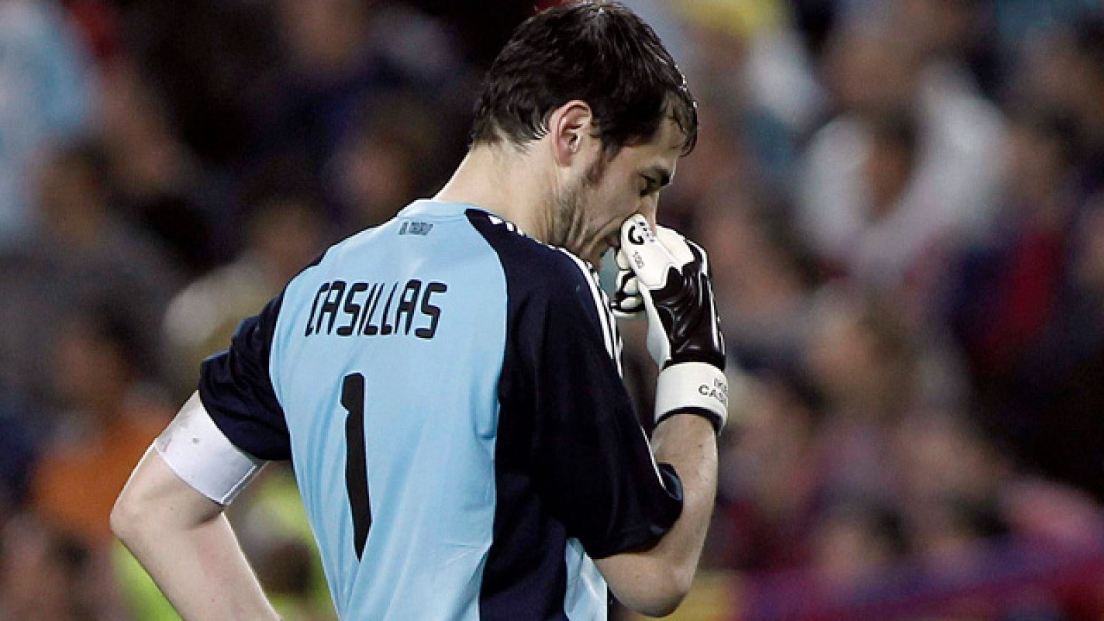 El meta del Madrid se mostró indignado con el arbitraje del partido contra el Barça por el gol anulado a Gonzalo Higuaín