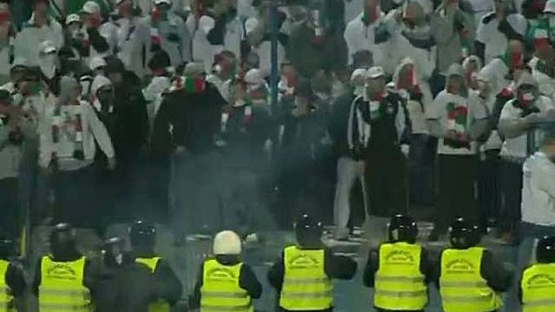 La final de la Copa de Polonia, disputada en Cracovia, ha sido el escenario de hinchas violentos. El hecho es preocupante puesto que en 2012 se disputa la Eurocopa en Polonia y Ucrania.