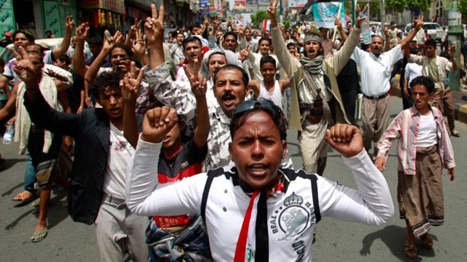 Continúan las manifestaciones en Yemen mientras Al Qaeda ataca una patrulla policial