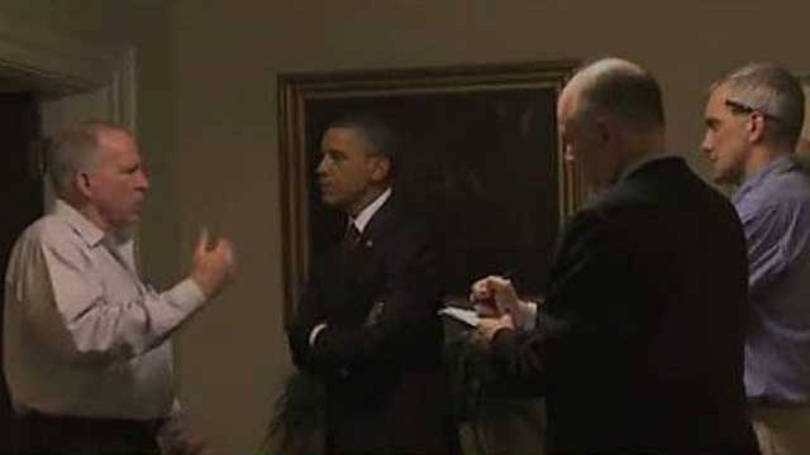 La Casa Blanca ha difundido en su web este vídeo de la noche en la que mataron a Bin Laden. El presidente Barack Obama con su equipo de seguridad y el vicepresidente Joe Biden comunica el éxito de la operación al Congreso y a los expresidentes Georg