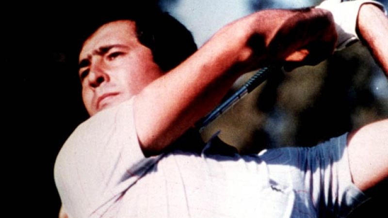 Un golfista que entrenaba con varas y piedras | Ver