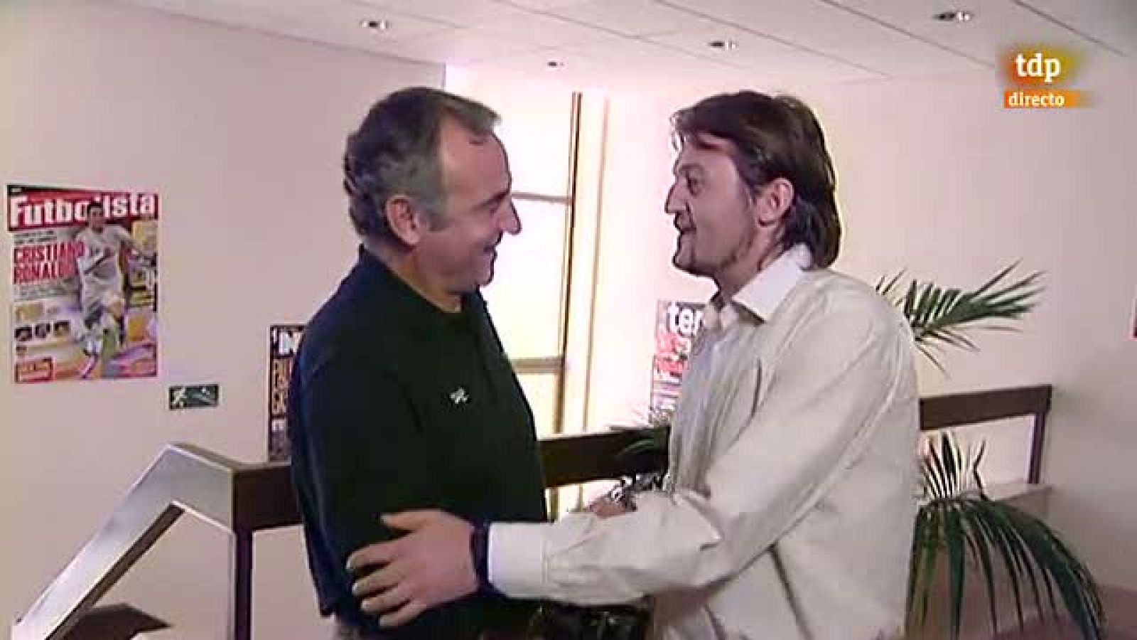 Nacho Calvo nos enseña cómo es un día en la revista 'Tenis World' con su director, Israel García Montejo, como guía