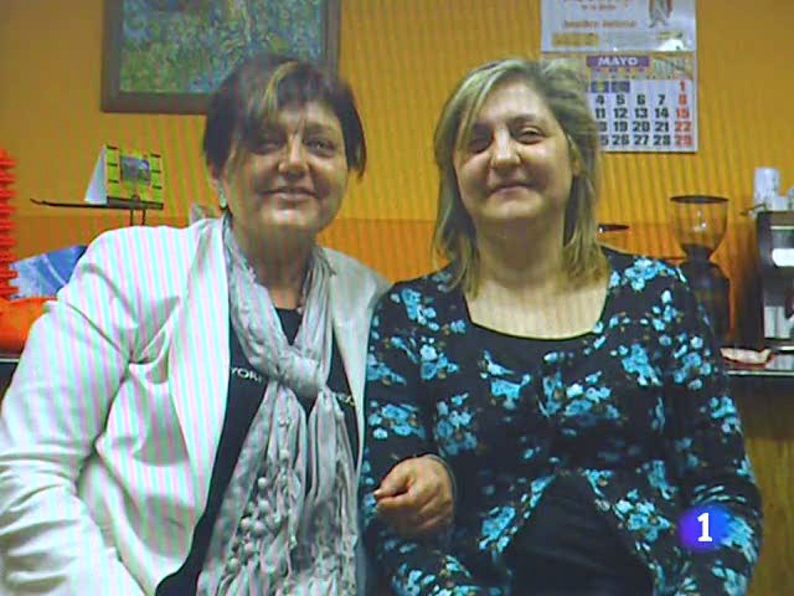 Dos mujeres tratan de confirmar si son gemelas y una de ellas fue robada al nacer