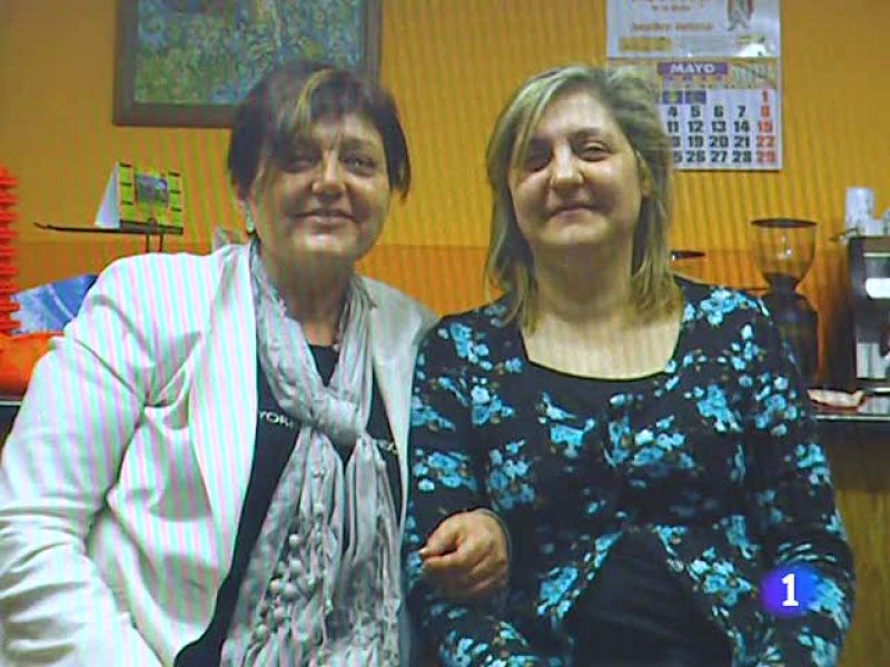 Dos mujeres tratan de confirmar si son gemelas y una de ellas fue robada al nacer