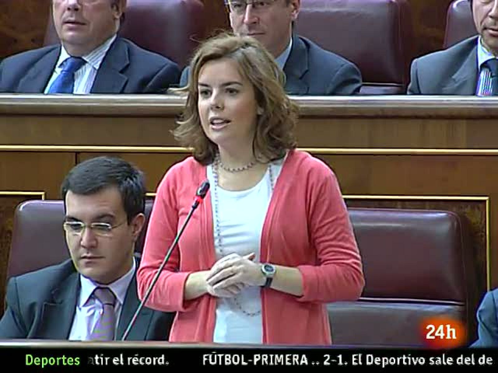 El PP critica el paro juvenil y el Gobierno esgrime los nuevos contratos, las becas y la FP | Ver