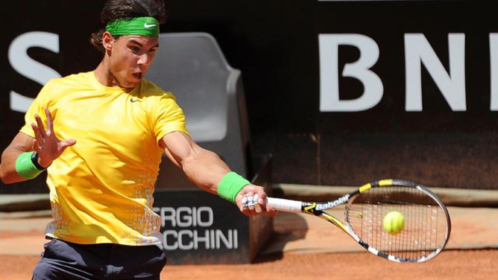 Difícil debut de Rafa Nadal en el Masters 1.000 de Roma, donde se dejó un set ante el italiano Paolo Lorenzi. El español reconoce a TVE que la derrota ante Djokovic en Madrid pesó en el ánimo