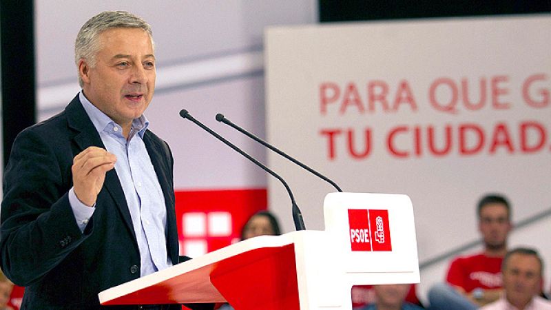 El líder del Partido Popular, Mariano Rajoy, ha protagonizado el acto de campaña electoral en Oviedo, Asturias, donde se ha ofrecido como "un instrumento al servicio de los ciudadanos". Mientras, José Blanco, ha estado este miércoles en Langreo