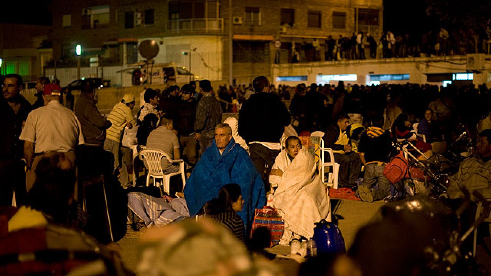 Miles de personas pasan la noche en las calles de Lorca tras el doble seísmo | Ver