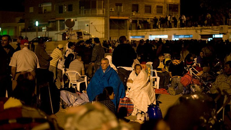 Miles de personas pasan la noche en las calles de Lorca tras el doble seísmo