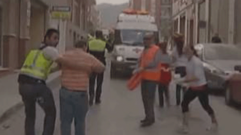 Rescatan a tres vecinos del barrio de la Viña