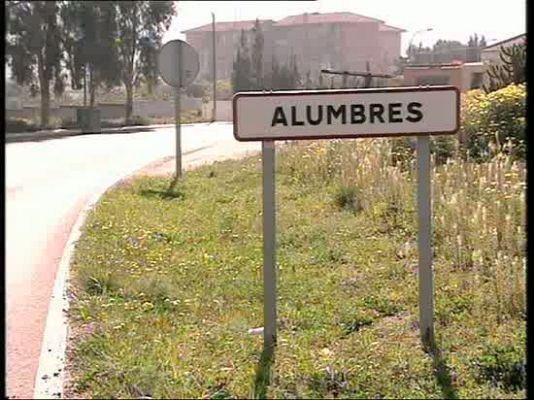 El escarabajo verde - Alumbres es un pueblo murciano donde la industria petroquímica ha destruido el entorno