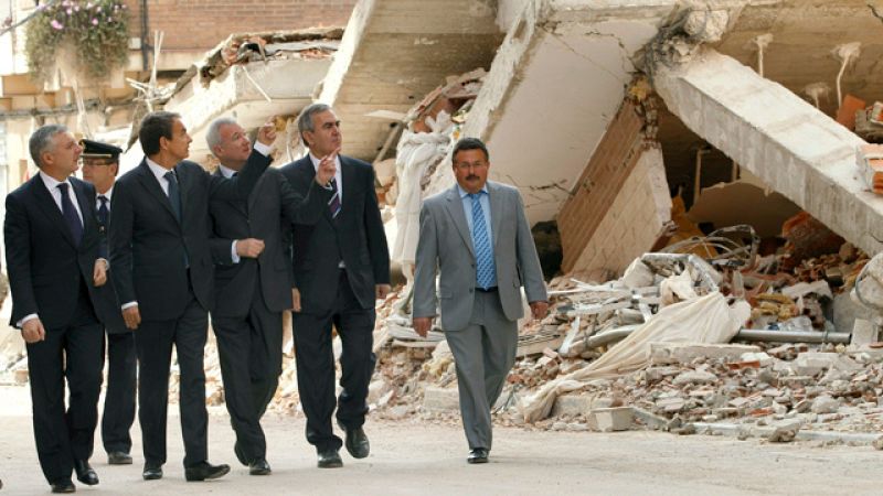 Zapatero visita un barrio en ruinas de Lorca tras el terremoto