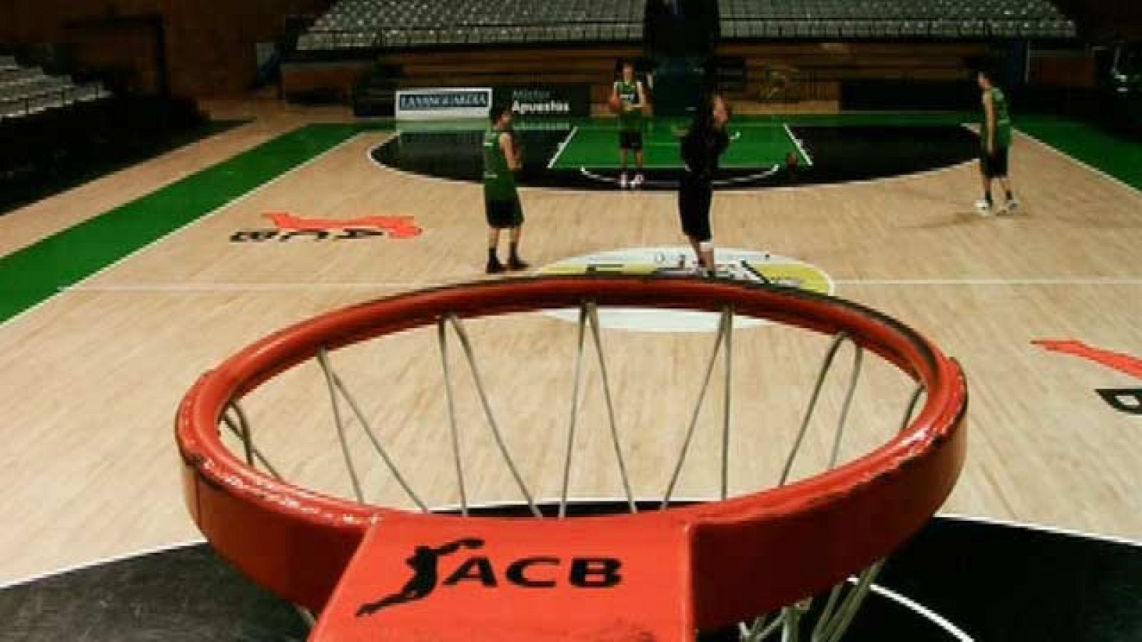 Durante estos siete meses de campeonato regular de la Liga ACB, hemos podido ver canastas increíbles durante los entrenamientos.