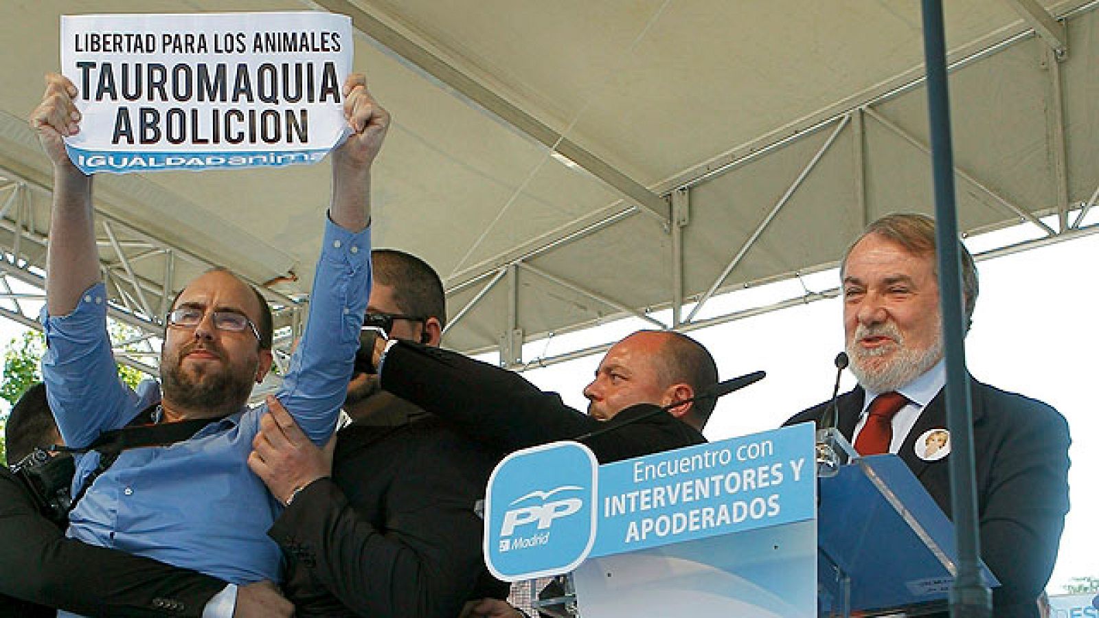 Un antitaurino interrumpe a Mayor Oreja en un mitin