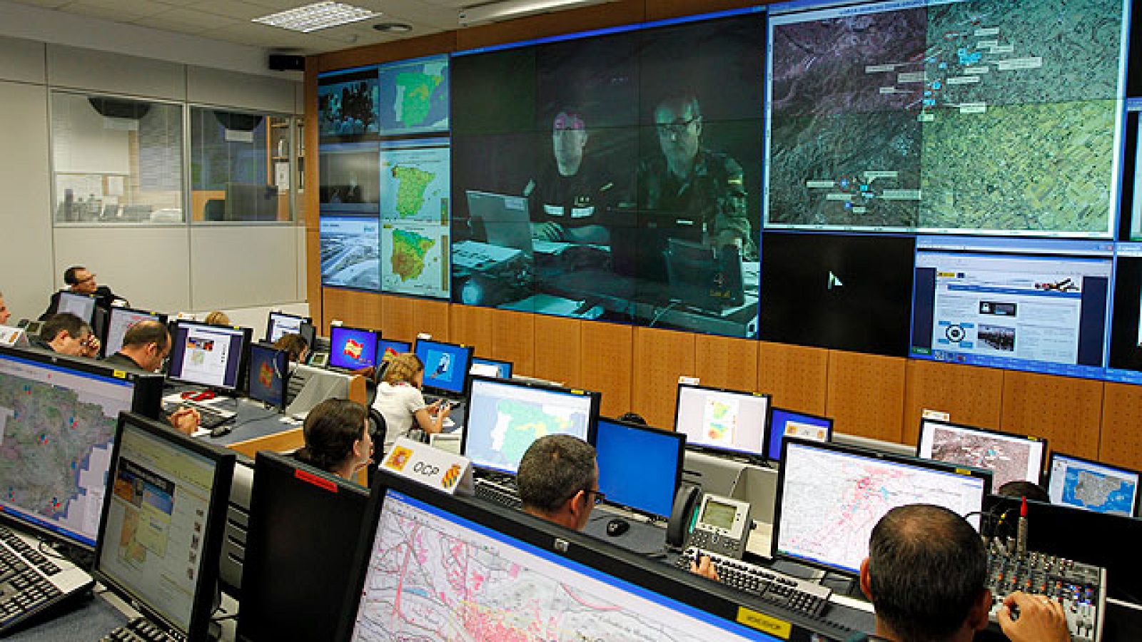 Chacón visita el centro de coordinación de la UME