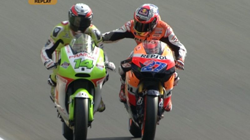 Stoner le da un puñetazo a De Puniet