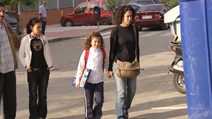 Telediario 1 - Abren varios colegios en Lorca