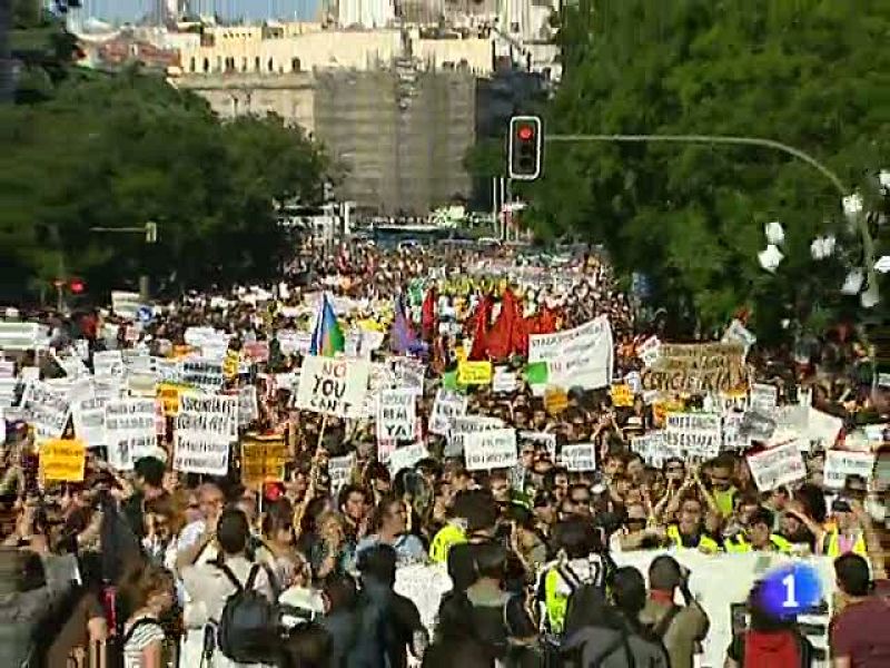 'Democracia Real ya' irrumpe en la campaña electoral con una gran manifestación