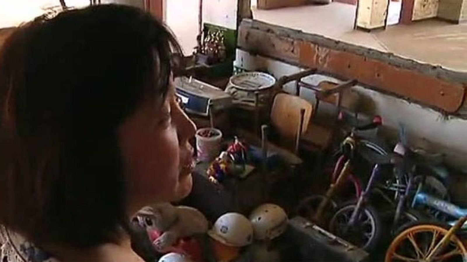 El 70% de los alumnos de la escuela de Ishinomaki, fallecieron como consecuencia del terremoto que afectó a Japón el pasado 11 de marzo. 10 de los 13 profesores también fallecieron. En la escuela se concentran las historias de familiares