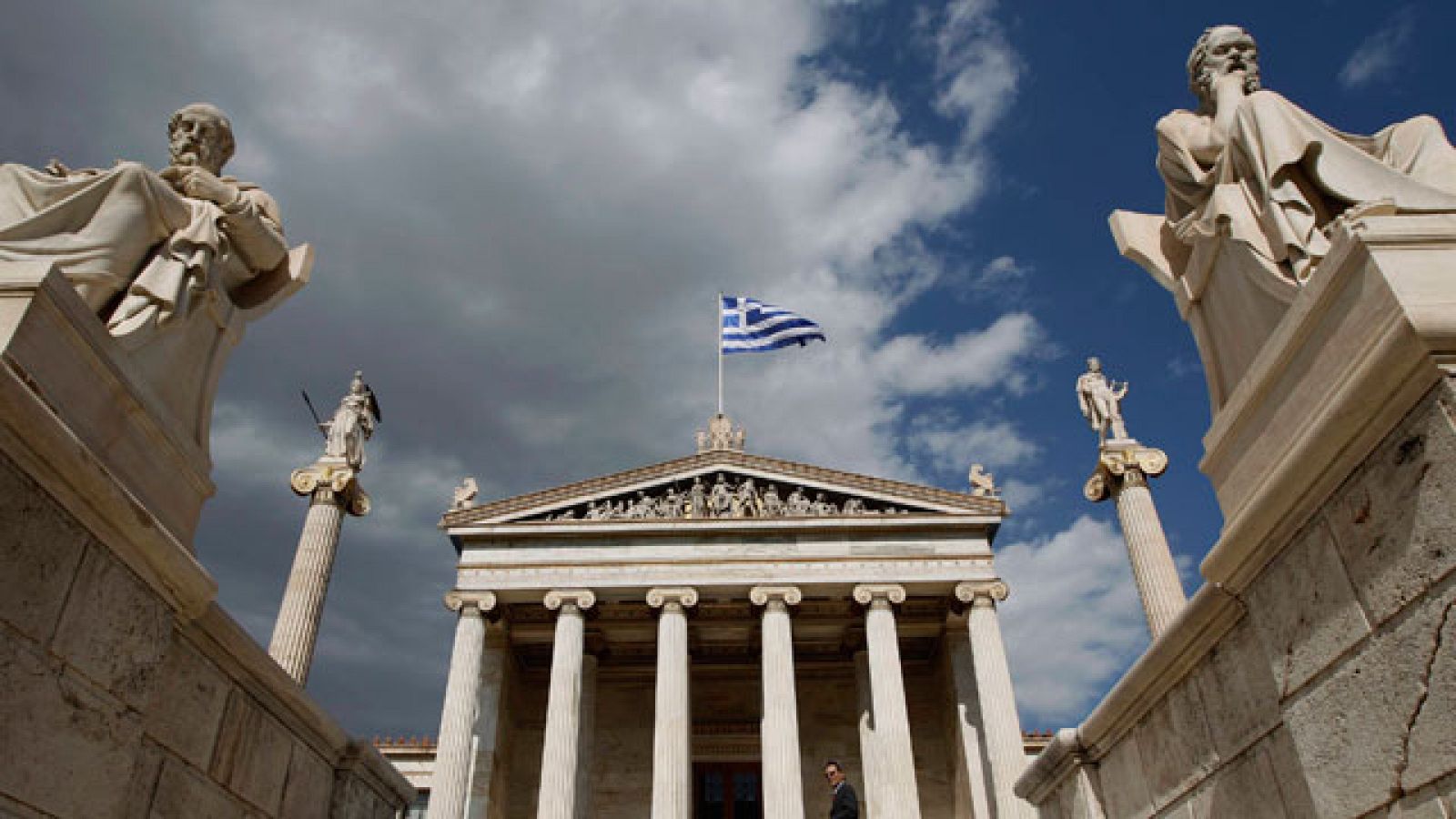Un año después del primer rescate, Bruselas pide nuevas reformas a Atenas para seguir adelante con un nuevo programa de asistencia para Grecia. El Gobierno tiene un mes de plazo para impulsar su programa de privatizaciones.