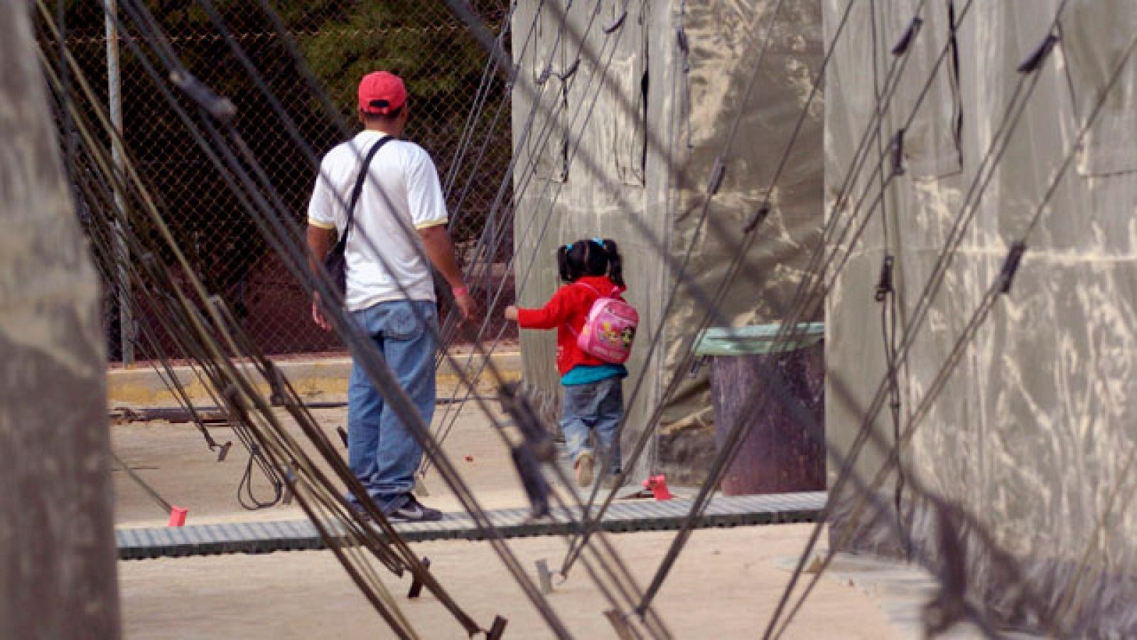 Los damnificados por el terremoto de Lorca se han instalado en el nuevo campamento. Se quejan de lo apartado que se encuentra y de la poca variedad de la comida. Las autoridades insisten en que estarán allí provisionalmente