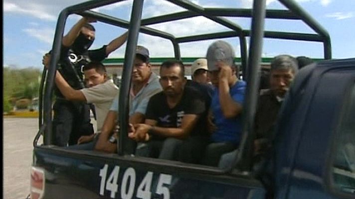 Telediario 1 - Hacinados en camiones