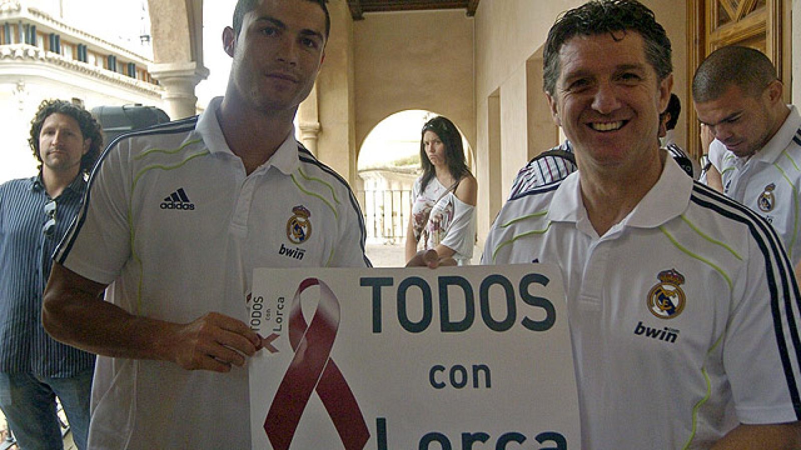 El Real Madrid ha llegado con casi todas sus estrellas a Lorca para disputar un partido frente a una selección de Murcia dirigida por José Antonio Camacho. El de Cieza ha expresado su agradecimiento al Real Madrid por su colaboración en este acto.